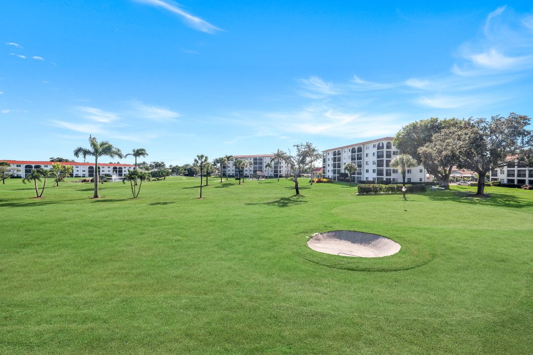 9 High Point Cir N #208, Naples, FL 34103