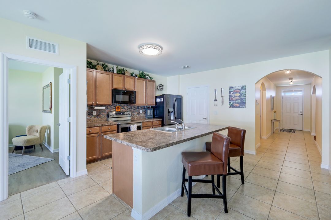 2933 SW 7th Pl, Cape Coral, FL 33914