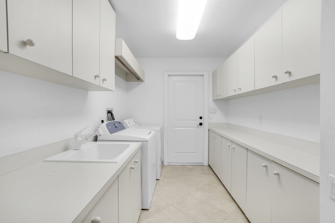 4502 Silver Fox Dr, Naples, FL 34119