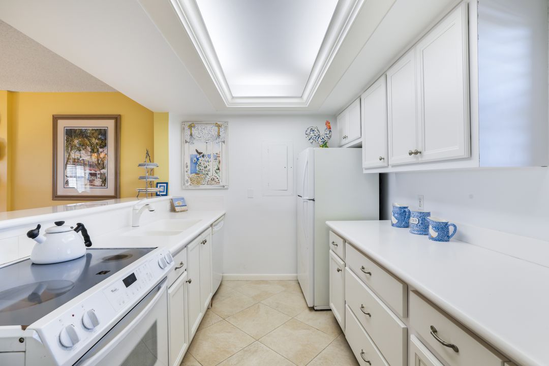 300 Park Shore Dr #5C, Naples, FL 34103