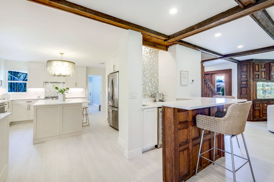 9602 Vanderbilt Dr, Naples, FL 34108