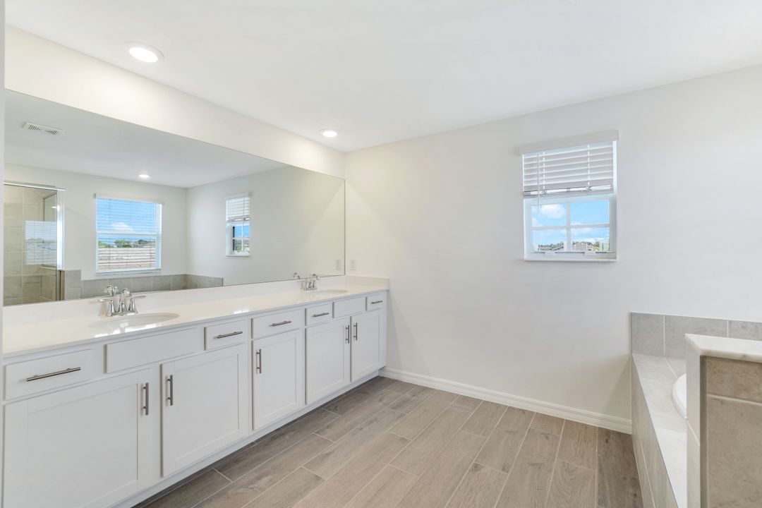 2253 Avocado Ln, Naples, FL 34120