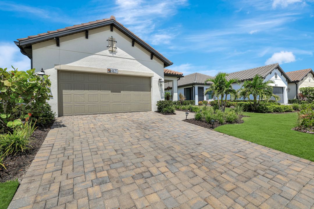 4621 Centaurus Cir, Naples, FL 34120