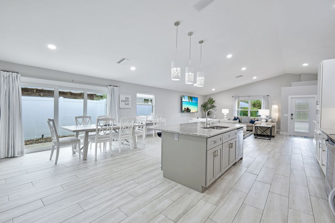 820 102nd Ave N, Naples, FL 34108