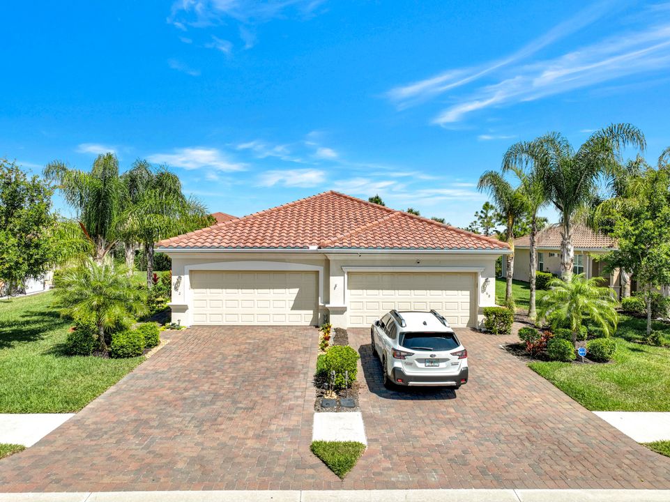 2072 Wellington St, Naples, FL 34120