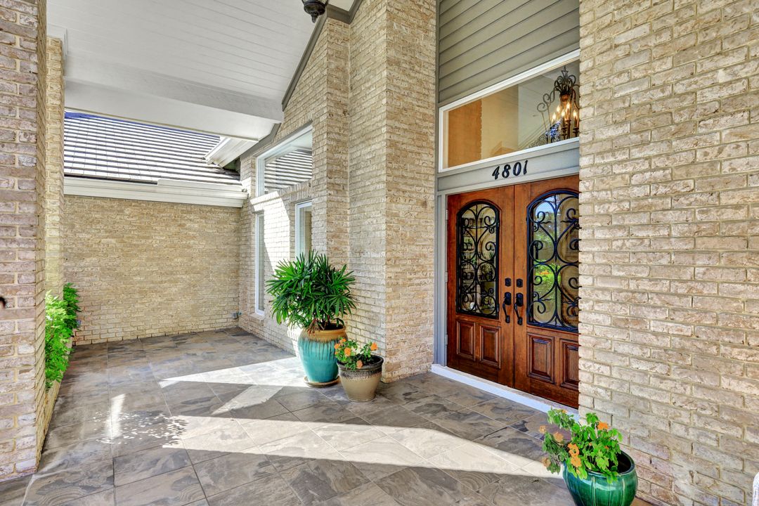 4801 Pond Apple Dr S, Naples, FL 34119