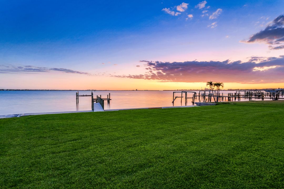 1028 Dolphin Dr, Cape Coral, FL 33904