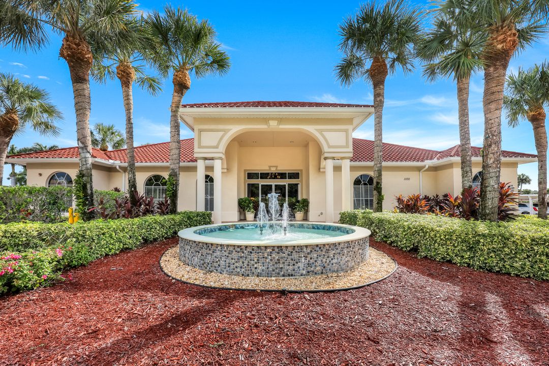 37 High Point Cir E #109, Naples, FL 34103