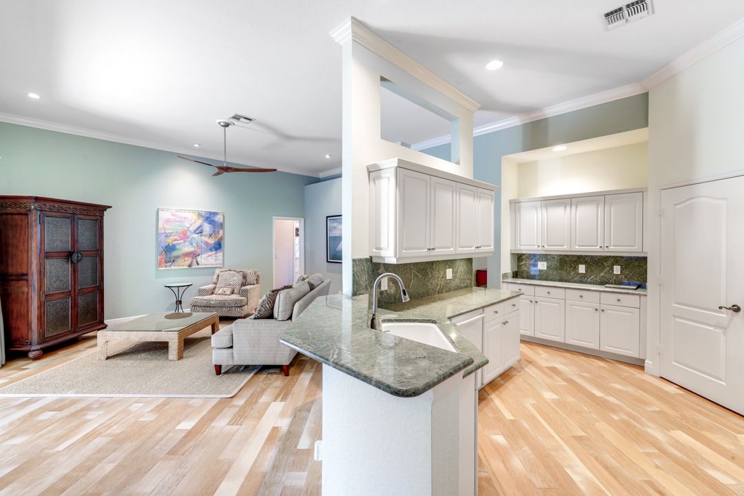 302 Sawgrass Ct, Naples, FL 34110