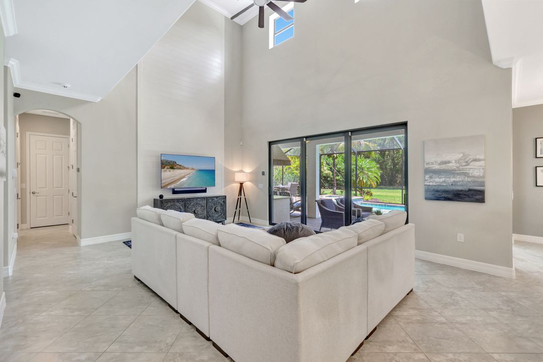 2102 Antigua Ln, Naples, FL 34120