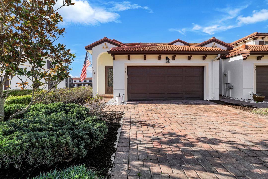 7918 Bristol Cir, Naples, FL 34120