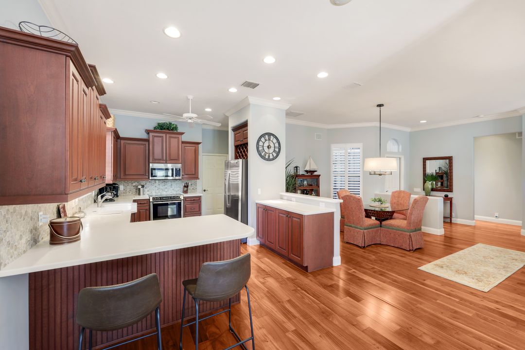 462 Preswick Ln, Naples, FL 34120