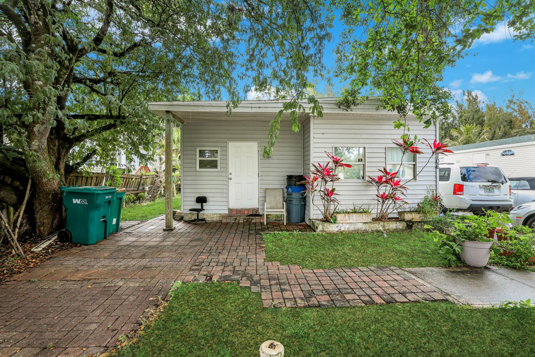 106 Moon Bay St, Naples, FL 34114