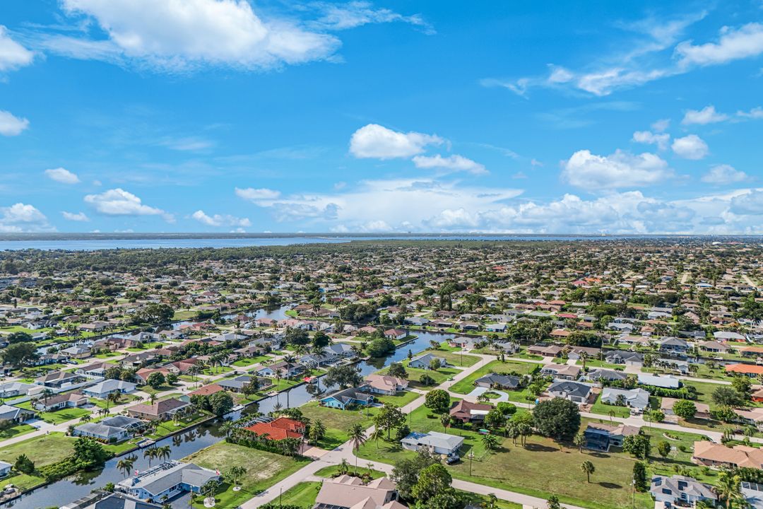 615 SE 19th Ct, Cape Coral, FL 33990