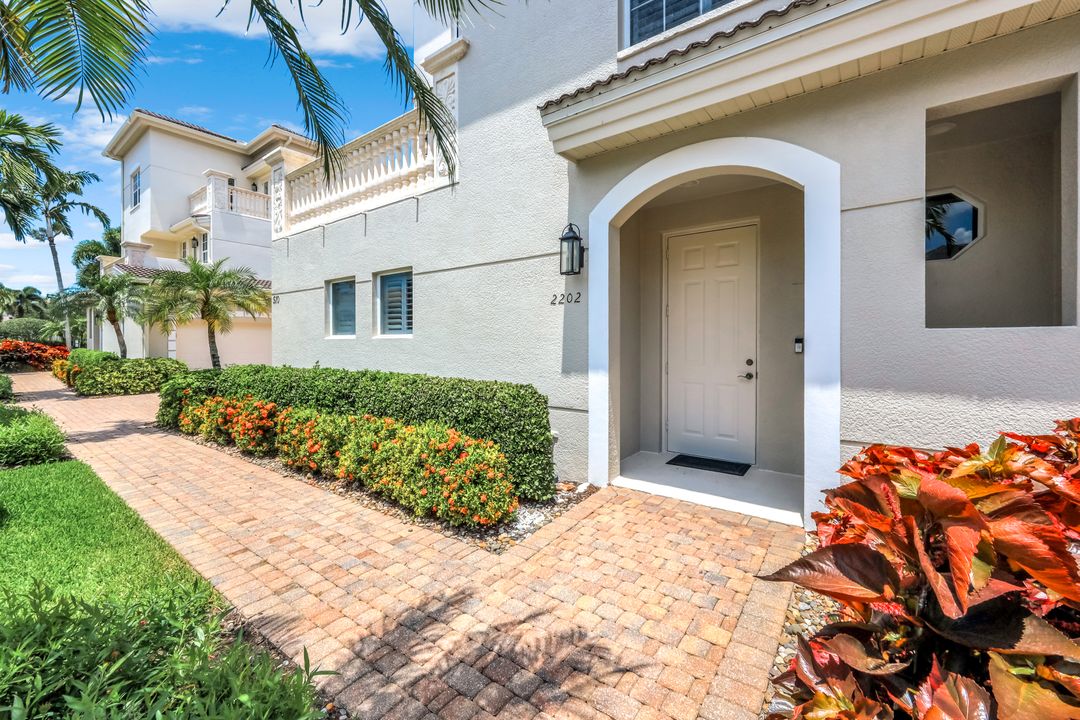 510 Avellino Isles Cir #2202, Naples, FL 34119