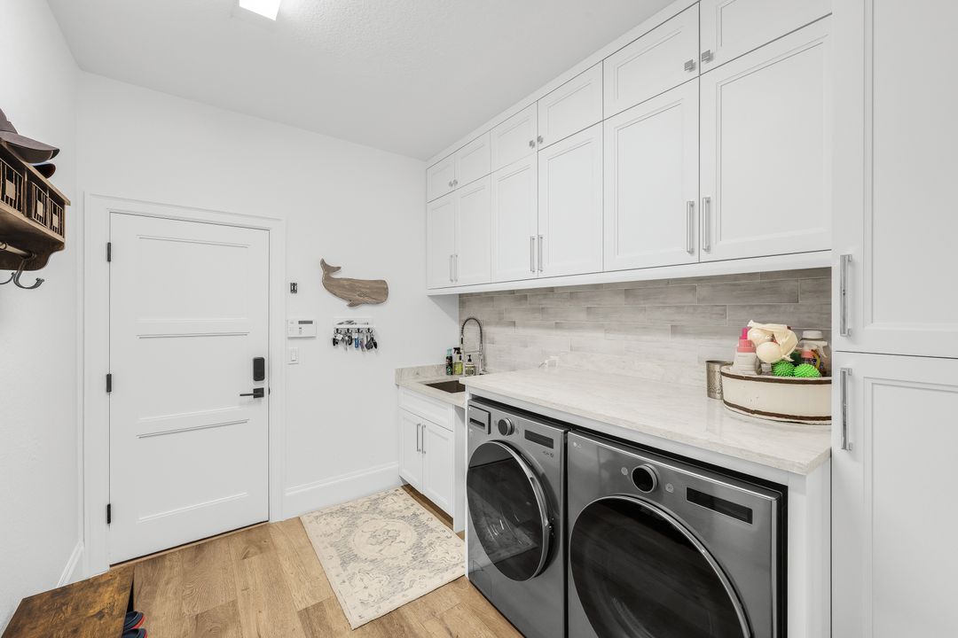 5092 Cerromar Dr, Naples, FL 34112