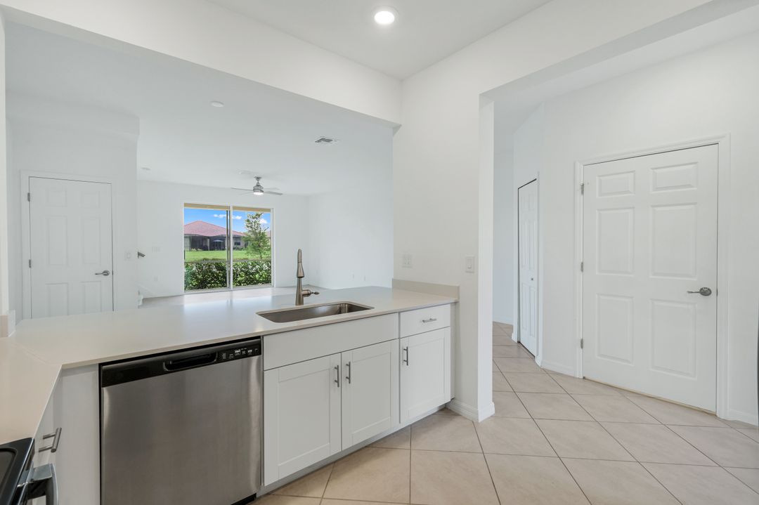 2858 Blossom Wy, Naples, FL 34120