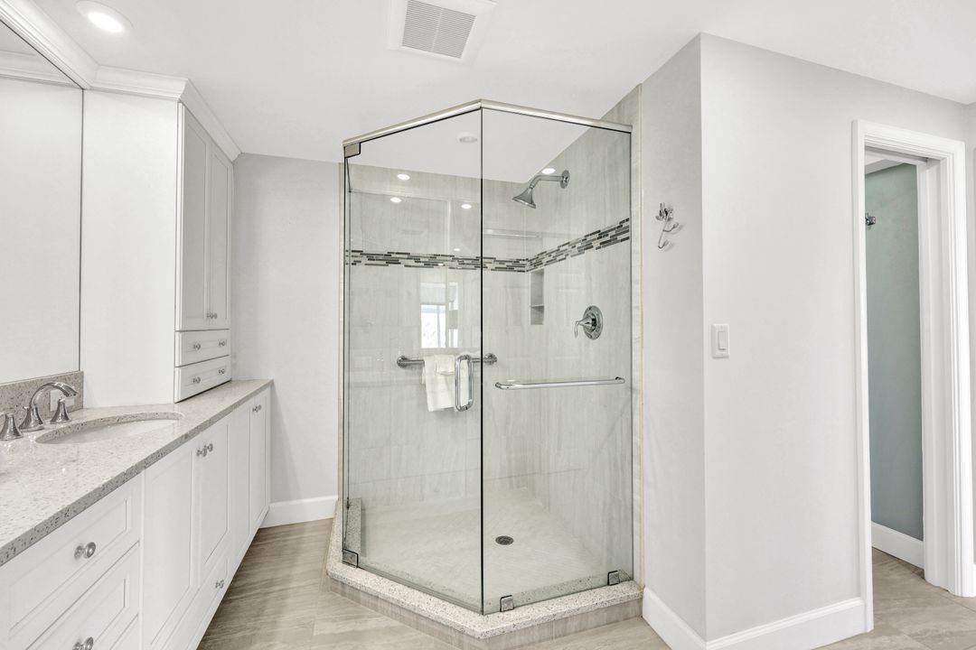 255 Park Shore Dr #341, Naples, FL 34103