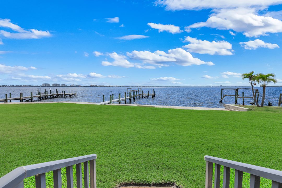 1028 Dolphin Dr, Cape Coral, FL 33904