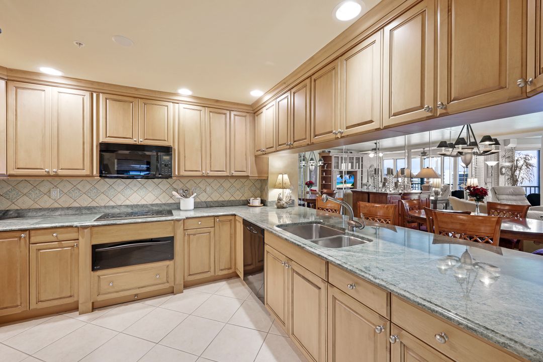 25 Bluebill Ave #1105, Naples, FL 34108