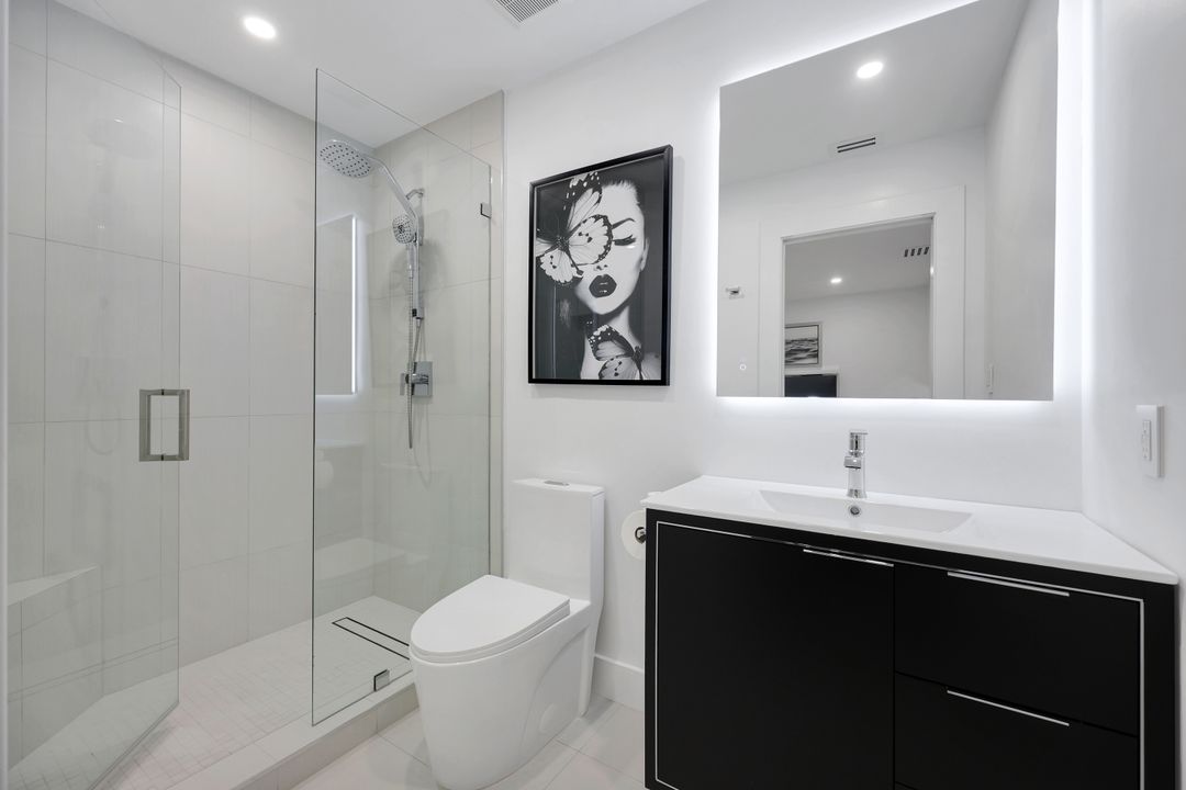 10002 Vanderbilt Dr, Naples, FL 34108