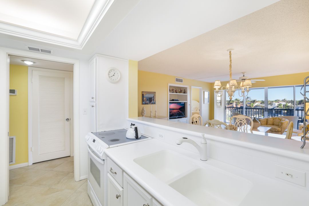 300 Park Shore Dr #5C, Naples, FL 34103