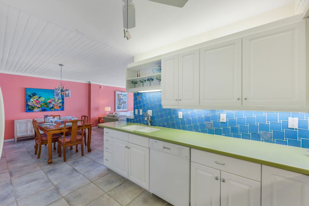 1977 Gulf Shore Blvd N #303, Naples, FL 34102