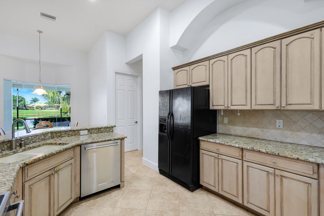 8737 Mustang Island Cir, Naples, FL 34113