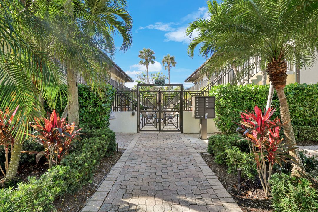 480 5th St S #104, Naples, FL 34102
