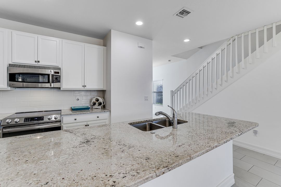 7918 Bristol Cir, Naples, FL 34120