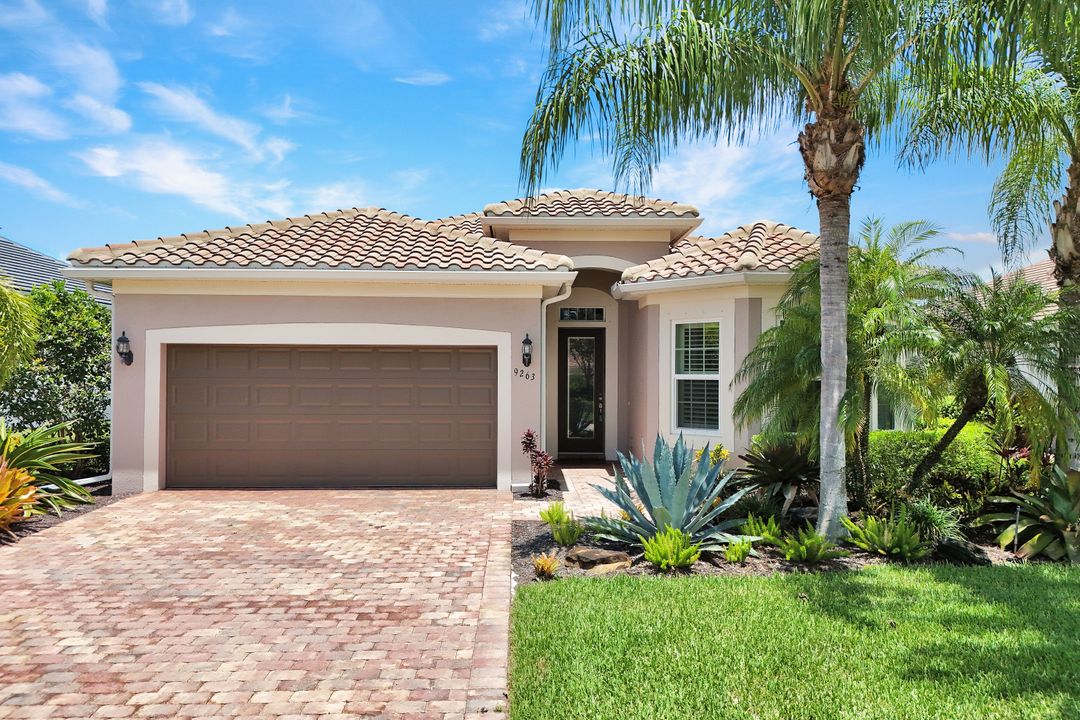 9263 Fieldstone Ln, Naples, FL 34120