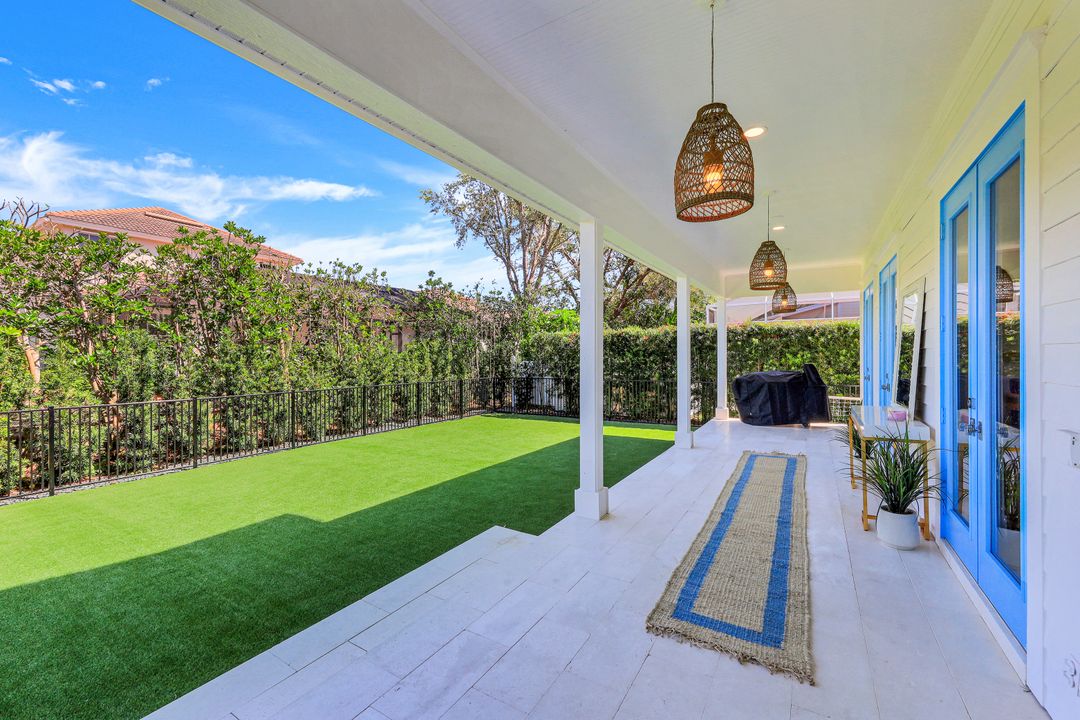 514 Corbel Dr, Naples, FL 34110