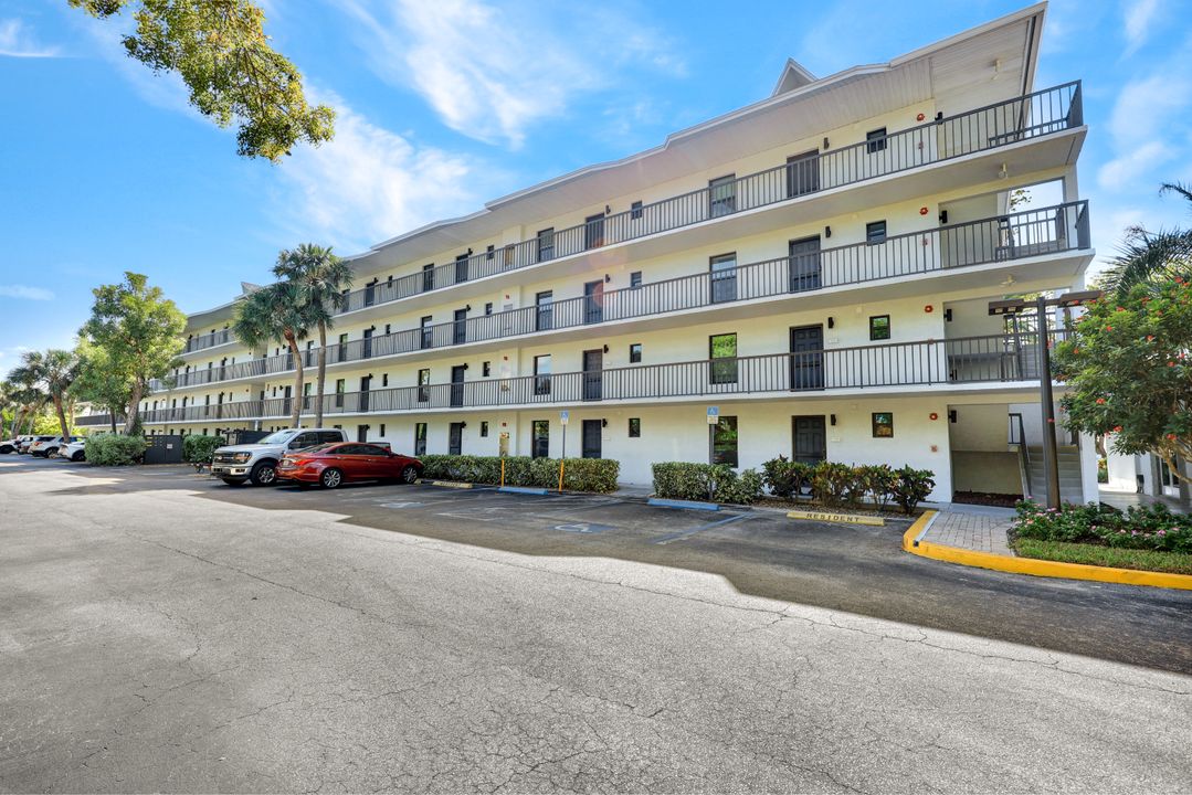 600 Neapolitan Way #257, Naples, FL 34103