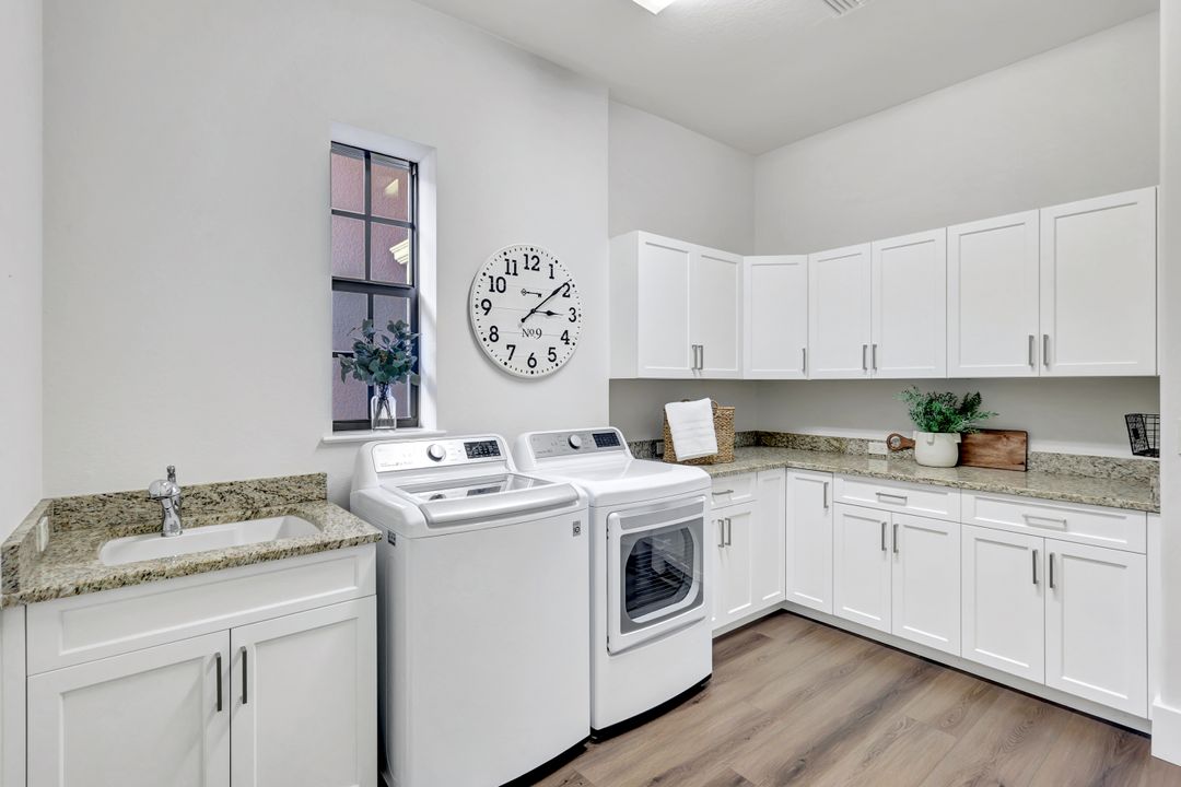 5717 Hammock Isles Dr, Naples, FL 34119