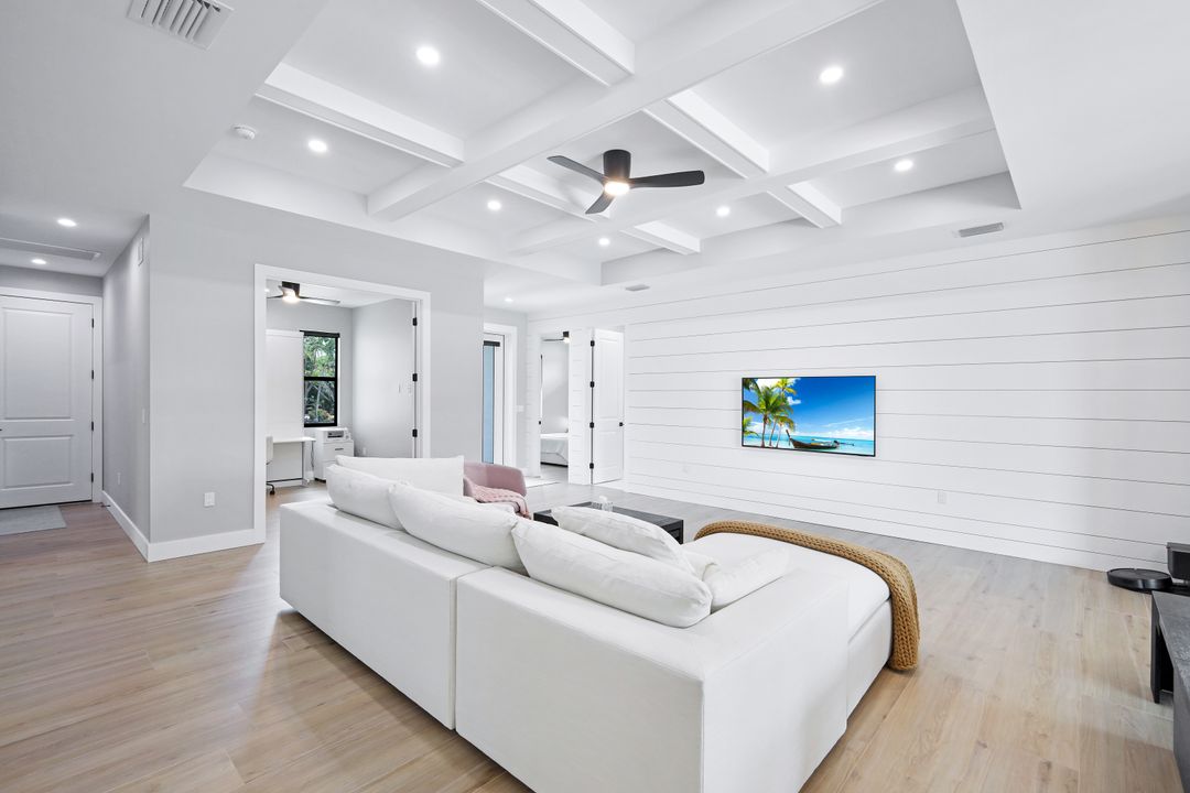 60 Liberty Ln, Naples, FL 34112