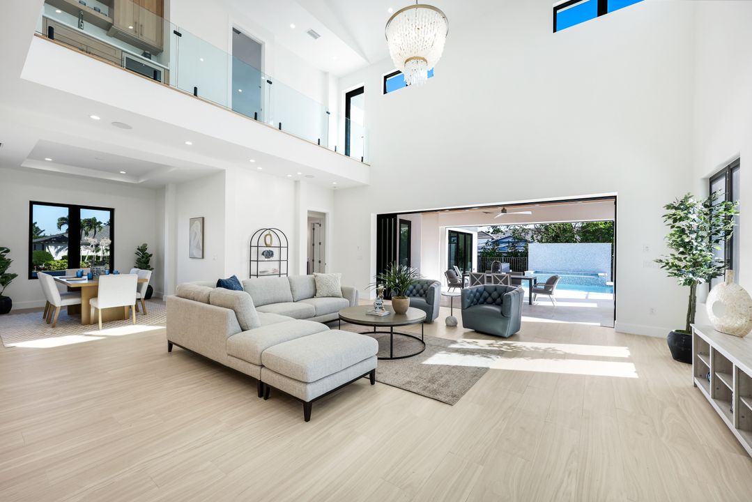 9760 Vanderbilt Dr, Naples, FL 34108