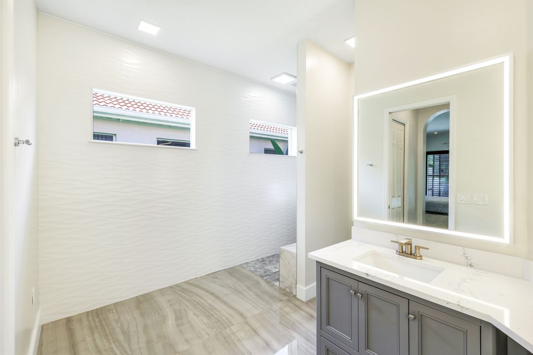 6072 Highwood Park Ln, Naples, FL 34110