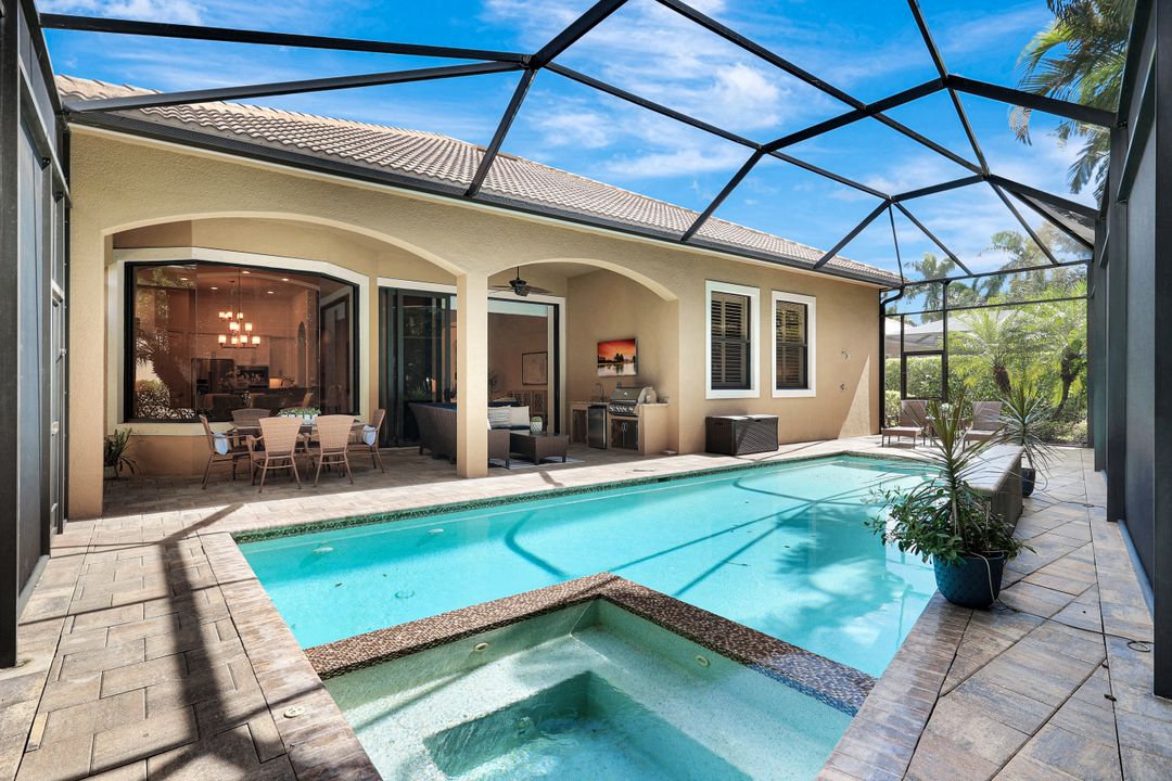 5717 Hammock Isles Dr, Naples, FL 34119