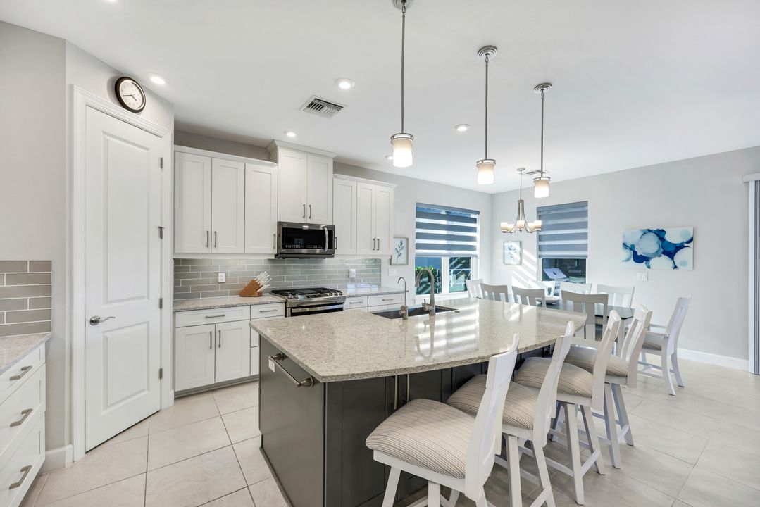 8262 Promoso Ct, Naples, FL 34114