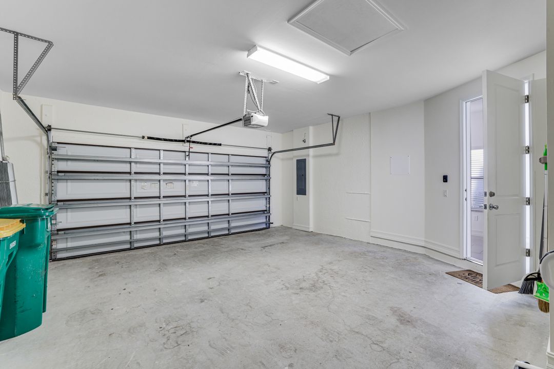 7918 Bristol Cir, Naples, FL 34120