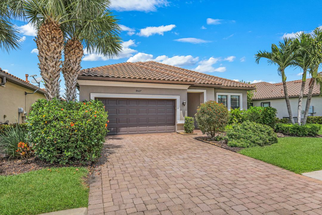 8527 Palacio Terrace N, Naples, FL 34114