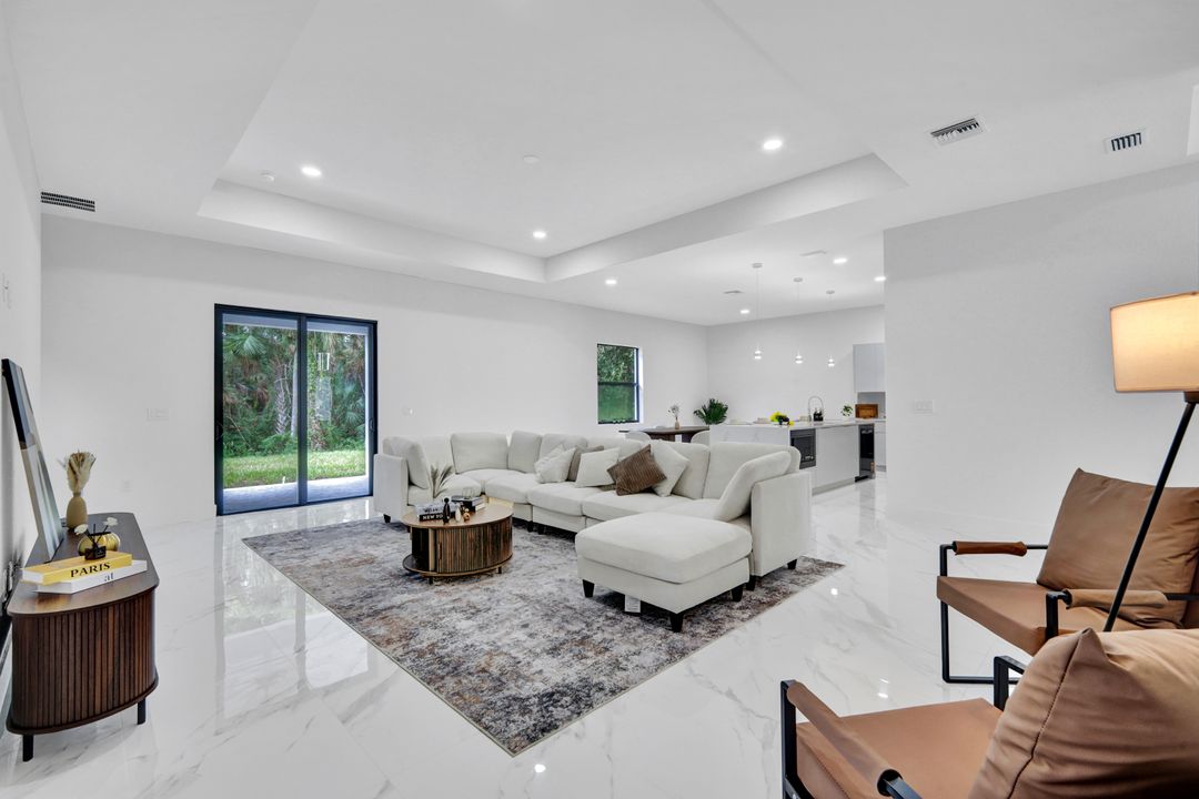 8027 Royal Cir, LaBelle, FL 33935