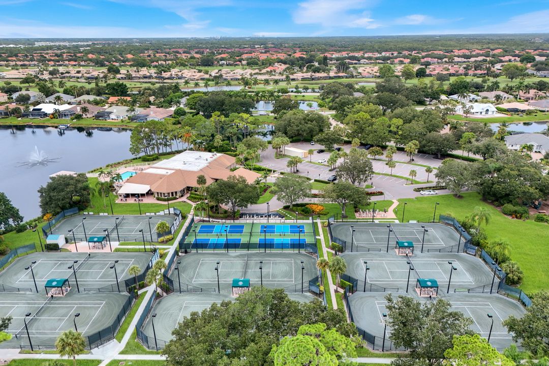 10951 Fieldfair Dr, Naples, FL 34119