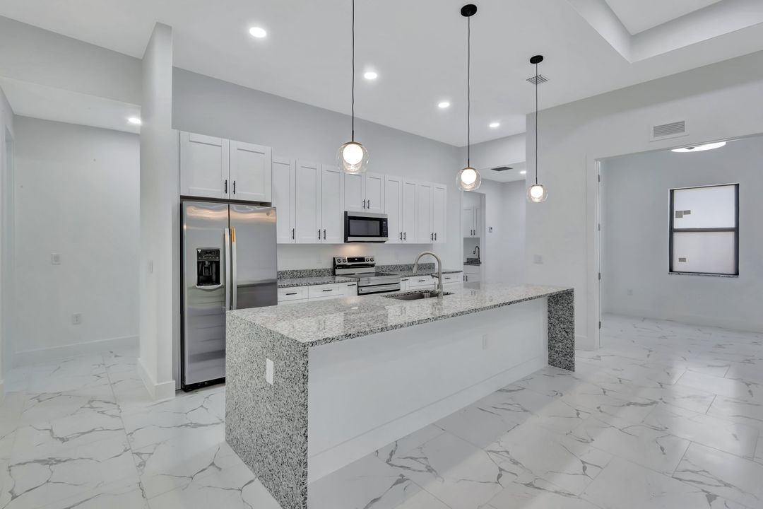 2407 Jetridge St, Alva, FL 33920