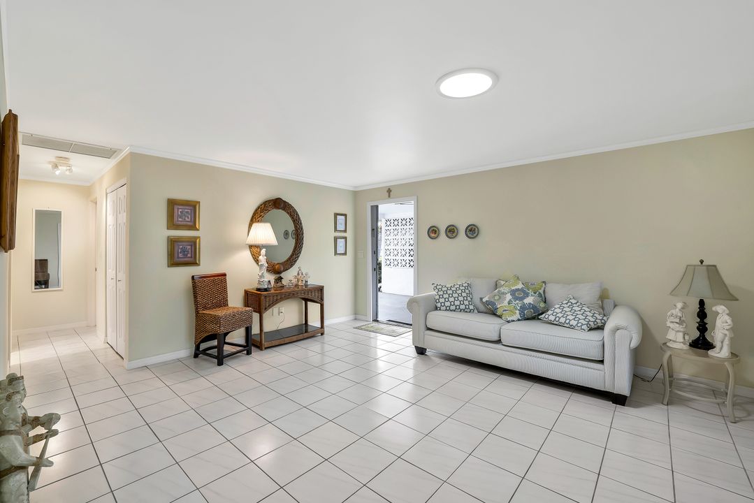 9 Hackney Ln, Naples, FL 34112