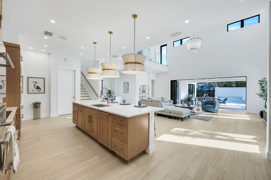 9760 Vanderbilt Dr, Naples, FL 34108