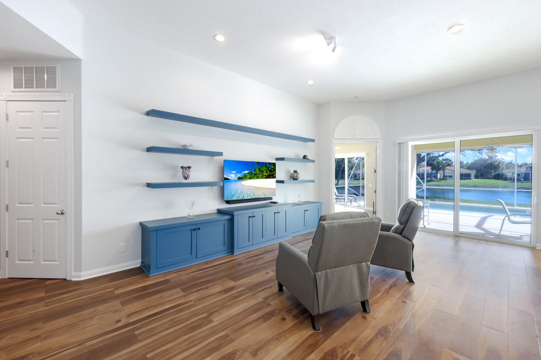 4322 Queen Elizabeth Way, Naples, FL 34119