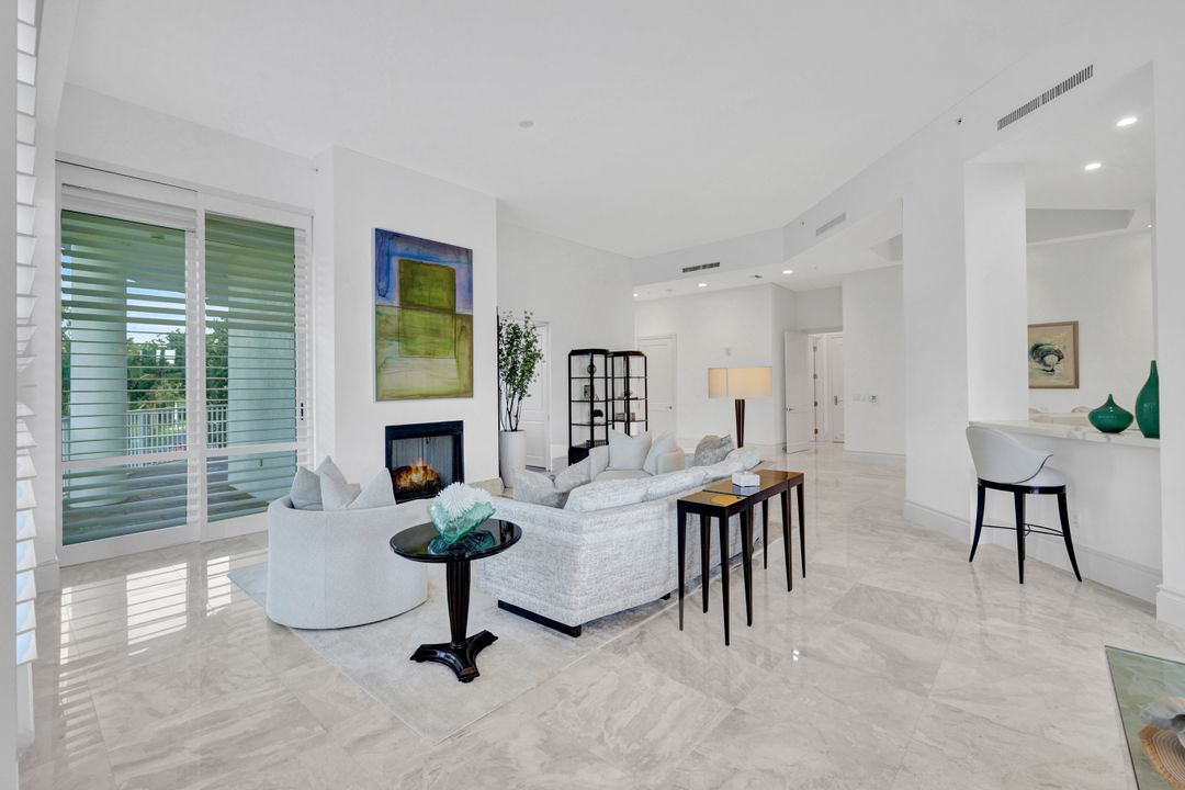 13675 Vanderbilt Dr #210, Naples, FL 34110