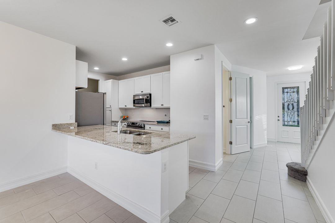 7918 Bristol Cir, Naples, FL 34120