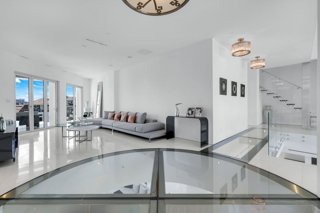 260 Channel Dr, Naples, FL 34108